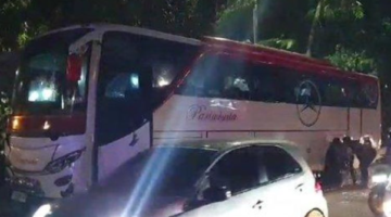 Bus Pariwisata Ugal-ugalan dan Tabrak Ibu Hamil, Dirusak Warga di Medan